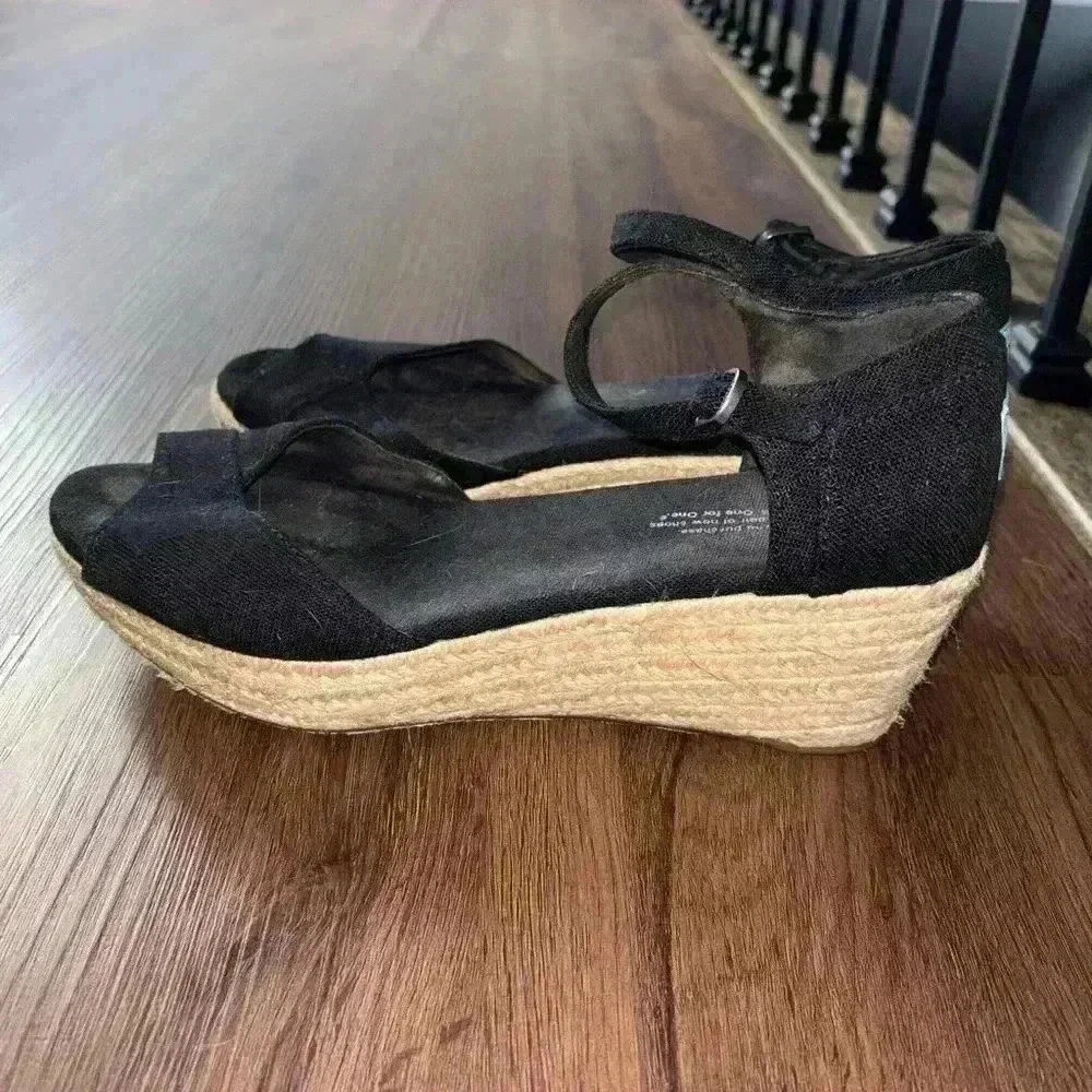 TOMS Wedges Size 8.5